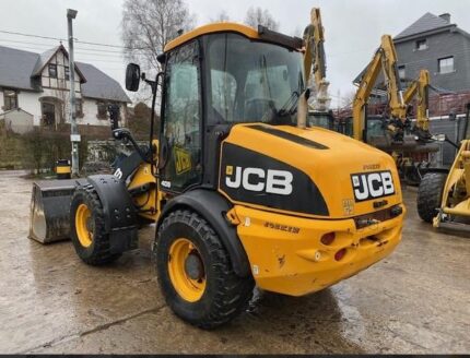 JCB 409 Chargeuse compacte — Moteur Deutz 56 kW, godet 1 m³, hauteur 4,432 m, 5,8 t, 2011 occasion
